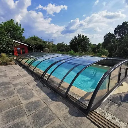 Aux Yourtes De La Fabrique Деревянный коттедж Saint-Florent-des-Bois