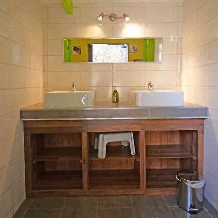 Деревянный коттедж Aux Yourtes De La Fabrique Saint-Florent-des-Bois