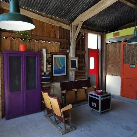 Aux Yourtes De La Fabrique Деревянный коттедж Saint-Florent-des-Bois