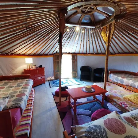 Деревянный коттедж Aux Yourtes De La Fabrique *