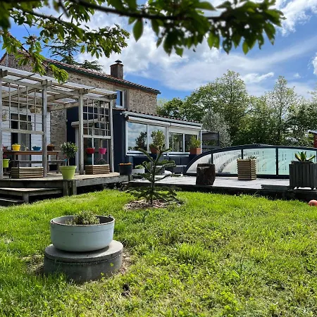 Aux Yourtes De La Fabrique Деревянный коттедж Saint-Florent-des-Bois