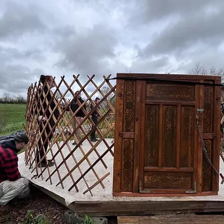 Деревянный коттедж Aux Yourtes De La Fabrique *