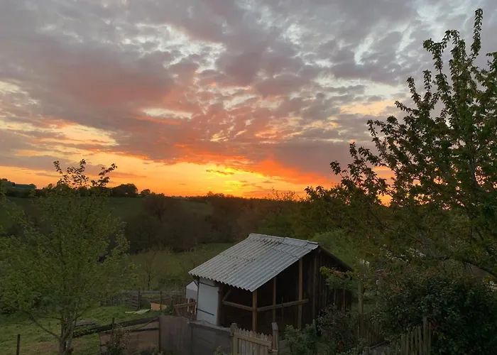Aux Yourtes De La Fabrique Lodge